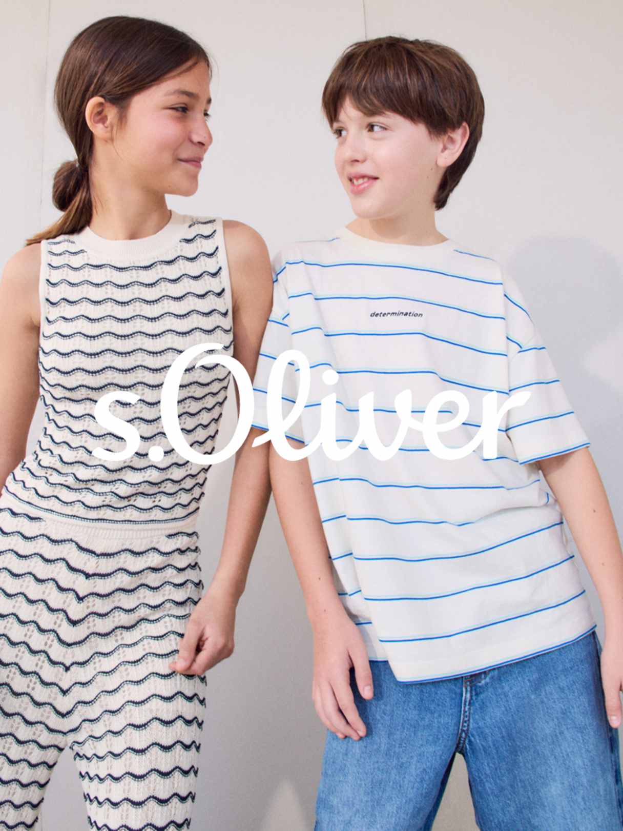 Zwei Kinder stehen nebeneinander und tragen gestreifte Sommer‑Outfits; Schriftzug „s.Oliver“.