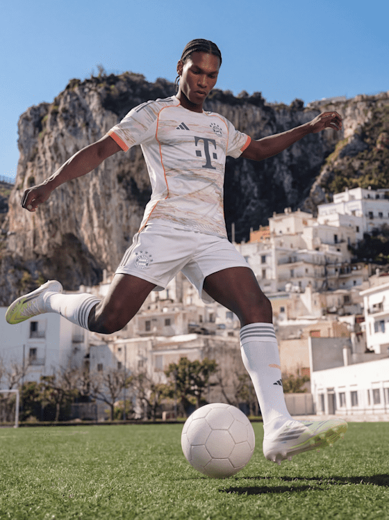Fußballer im FC Bayern München Look auf dem Fußballplatz 